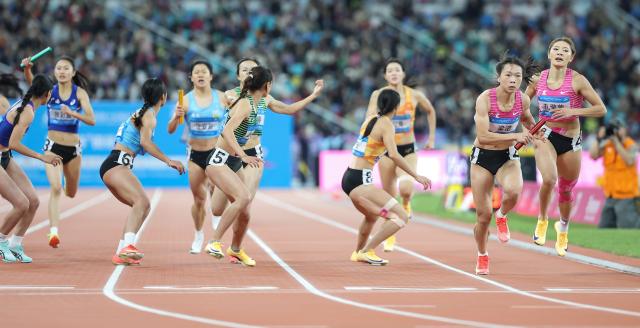(251120) -- GUANGZHOU, Nov. 20, 2025 (Xinhua) -- Athletes compete during the women's 4x400m relay final of athletics at China's 15th National Games in Guangzhou, south China's Guangdong Province, Nov. 20, 2025. (Xinhua/Huang Wei)