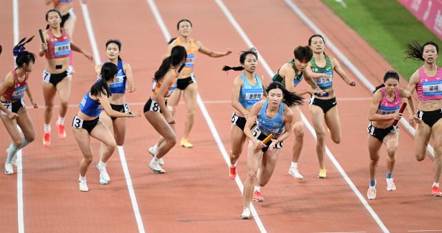 (251120) -- GUANGZHOU, Nov. 20, 2025 (Xinhua) -- Athletes compete during the women's 4x400m relay final of athletics at China's 15th National Games in Guangzhou, south China's Guangdong Province, Nov. 20, 2025. (Xinhua/Deng Hua)