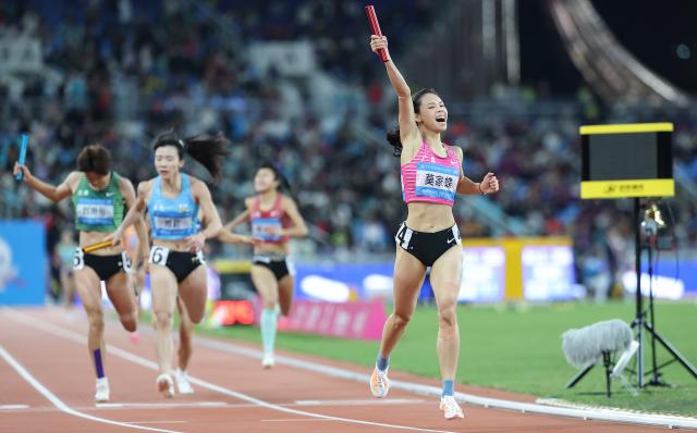 (251120) -- GUANGZHOU, Nov. 20, 2025 (Xinhua) -- Mo Jiadie (1st R) of team Guangdong reacts after the women's 4x400m relay final of athletics at China's 15th National Games in Guangzhou, south China's Guangdong Province, Nov. 20, 2025. (Xinhua/Huang Wei)