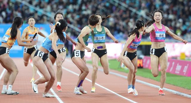 (251120) -- GUANGZHOU, Nov. 20, 2025 (Xinhua) -- Athletes compete during the women's 4x400m relay final of athletics at China's 15th National Games in Guangzhou, south China's Guangdong Province, Nov. 20, 2025. (Xinhua/Huang Wei)