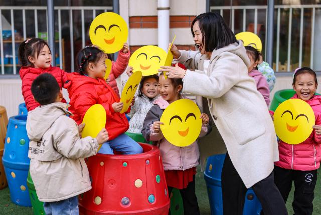 (251120) -- BEIJING, Nov. 20, 2025 (Xinhua) -- Children participate in a greeting game to celebrate the upcoming World Hello Day, which falls on Nov. 21 annually, at a kindergarten in Rongcheng, east China's Shandong Province, Nov. 20, 2025. (Photo by Li Xinjun/Xinhua)