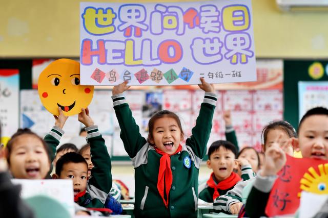 (251120) -- BEIJING, Nov. 20, 2025 (Xinhua) -- Students show greeting cards made to celebrate the upcoming World Hello Day, which falls on Nov. 21 annually, at a primary school in Qingdao, east China's Shandong Province, Nov. 20, 2025. (Photo by Wang Haibin/Xinhua)
