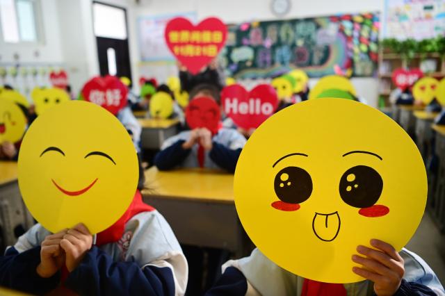 (251120) -- BEIJING, Nov. 20, 2025 (Xinhua) -- Students show emoji and greeting cards made to celebrate the upcoming World Hello Day, which falls on Nov. 21 annually, at a school in Qinyang, central China's Henan Province, Nov. 20, 2025. (Photo by Yang Fan/Xinhua)