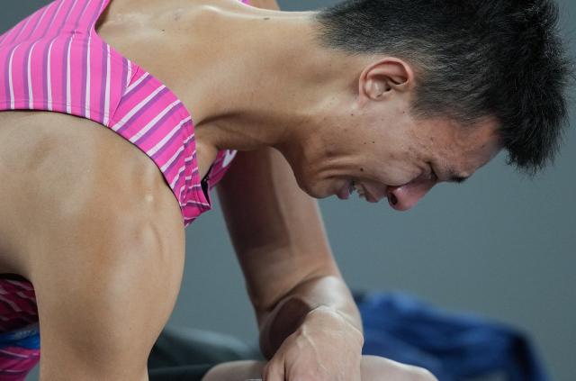(251120) -- GUANGZHOU, Nov. 20, 2025 (Xinhua) -- Wu Ruiting of Guangdong sheds tears after winning the men's triple jump final of athletics at China's 15th National Games in Guangzhou, south China's Guangdong Province, Nov. 20, 2025. (Xinhua/Li Yibo)