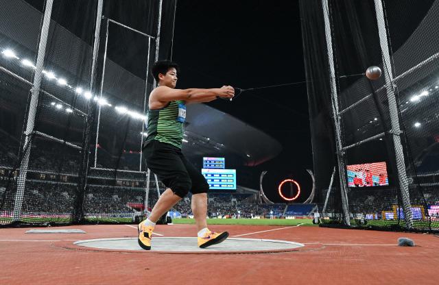 (251120) -- GUANGZHOU, Nov. 20, 2025 (Xinhua) -- Zhao Jie of Jiangsu competes during the women's hammer throw final of athletics at China's 15th National Games in Guangzhou, south China's Guangdong Province, Nov. 20, 2025. (Xinhua/Jiang Han)