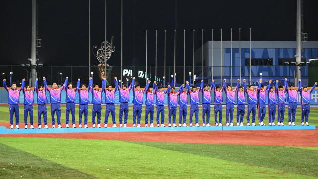 (251120) -- ZHONGSHAN, Nov. 20, 2025 (Xinhua) -- Bronze medalists team Shanghai wave during the awarding ceremony for baseball at China's 15th National Games in Zhongshan, south China's Guangdong Province, Nov. 20, 2025. (Xinhua/Ding Lei)