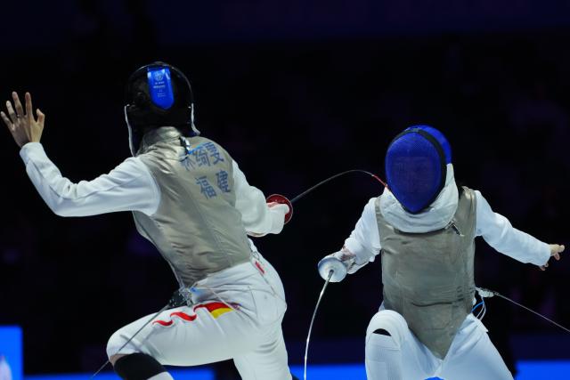 (251120) -- HONG KONG, Nov. 20, 2025 (Xinhua) -- Lin Qiwen (L) of Fujian competes against Huang Ali of Chongqing during the women's foil team final of fencing between Fujian and Chongqing at China's 15th National Games in Hong Kong, south China, Nov. 20, 2025. (Xinhua/Zhu Wei)