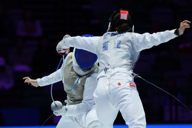 (251120) -- HONG KONG, Nov. 20, 2025 (Xinhua) -- Jiao Enqi (R) of Fujian competes against Song Shihong of Chongqing during the women's foil team final of fencing between Fujian and Chongqing at China's 15th National Games in Hong Kong, south China, Nov. 20, 2025. (Xinhua/Zhu Wei)