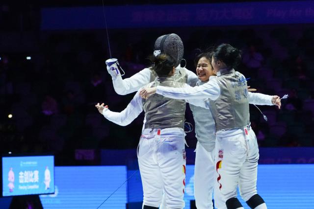 (251120) -- HONG KONG, Nov. 20, 2025 (Xinhua) -- Athletes of team Fujian celebrate after winning the women's foil team final of fencing between Fujian and Chongqing at China's 15th National Games in Hong Kong, south China, Nov. 20, 2025. (Xinhua/Zhu Wei)