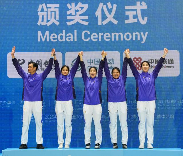 (251120) -- HONG KONG, Nov. 20, 2025 (Xinhua) -- Gold medalists team Fujian and their coach wave during the awarding ceremony for women's foil team of fencing at China's 15th National Games in Hong Kong, south China, Nov. 20, 2025. (Xinhua/Wu Lu)