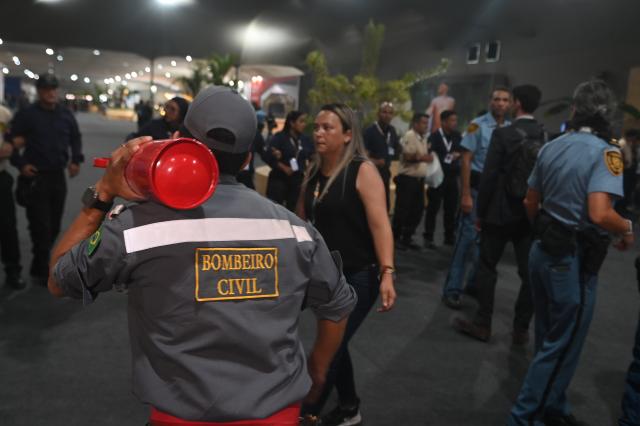 (251120) -- BELEM(BRAZIL), Nov. 20, 2025 (Xinhua) -- Security personnel control access inside the venue of the 30th United Nations Climate Change Conference (COP30) after a fire broke out in Belem, Para state, Brazil, Nov. 20, 2025. A fire broke out on Thursday in a pavilion at the ongoing 30th UN Climate Change Conference in the Brazilian city of Belem, prompting evacuations by the fire department, according to local authorities. (Photo by Lucio Tavora/Xinhua)