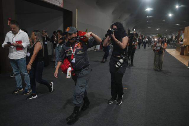(251120) -- BELEM(BRAZIL), Nov. 20, 2025 (Xinhua) -- Participants evacuate the venue of the 30th United Nations Climate Change Conference (COP30) after a fire broke out in Belem, Para state, Brazil, Nov. 20, 2025. A fire broke out on Thursday in a pavilion at the ongoing 30th UN Climate Change Conference in the Brazilian city of Belem, prompting evacuations by the fire department, according to local authorities. (Photo by Lucio Tavora/Xinhua)