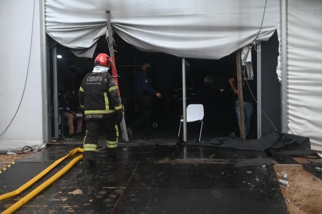 (251120) -- BELEM(BRAZIL), Nov. 20, 2025 (Xinhua) -- A firefighter enters the venue of the 30th United Nations Climate Change Conference (COP30) after a fire broke out in Belem, Para state, Brazil, Nov. 20, 2025. A fire broke out on Thursday in a pavilion at the ongoing 30th UN Climate Change Conference in the Brazilian city of Belem, prompting evacuations by the fire department, according to local authorities. (Photo by Lucio Tavora/Xinhua)