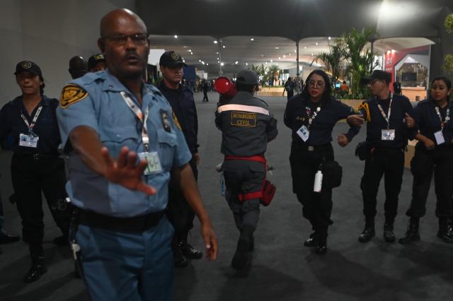 (251120) -- BELEM(BRAZIL), Nov. 20, 2025 (Xinhua) -- Security personnel control access inside the venue of the 30th United Nations Climate Change Conference (COP30) after a fire broke out in Belem, Para state, Brazil, Nov. 20, 2025. A fire broke out on Thursday in a pavilion at the ongoing 30th UN Climate Change Conference in the Brazilian city of Belem, prompting evacuations by the fire department, according to local authorities. (Photo by Lucio Tavora/Xinhua)
