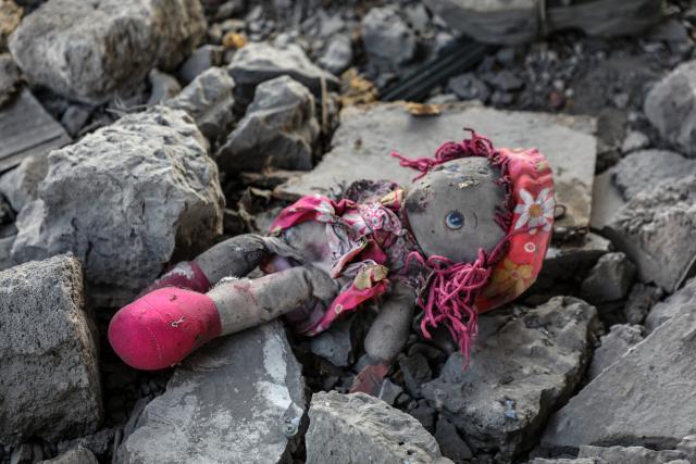 (251120) -- GAZA, Nov. 20, 2025 (Xinhua) -- Photo taken on Nov. 20, 2025 shows a toy in a destroyed house after Israeli airstrikes in Al-Zeitoun neighborhood east of Gaza City. (Photo by Rizek Abdeljawad/Xinhua)