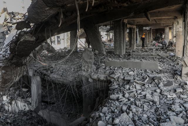 (251120) -- GAZA, Nov. 20, 2025 (Xinhua) -- Palestinians inspect the destroyed houses after Israeli airstrikes in Al-Zeitoun neighborhood east of Gaza City, Nov. 20, 2025. (Photo by Rizek Abdeljawad/Xinhua)