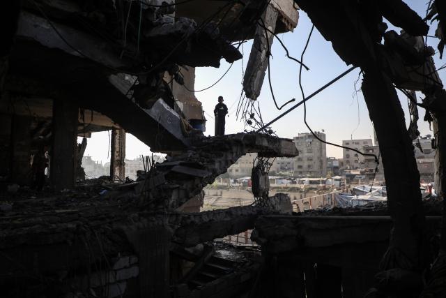 (251120) -- GAZA, Nov. 20, 2025 (Xinhua) -- A Palestinian inspects the destroyed houses after Israeli airstrikes in Al-Zeitoun neighborhood east of Gaza City, Nov. 20, 2025. (Photo by Rizek Abdeljawad/Xinhua)