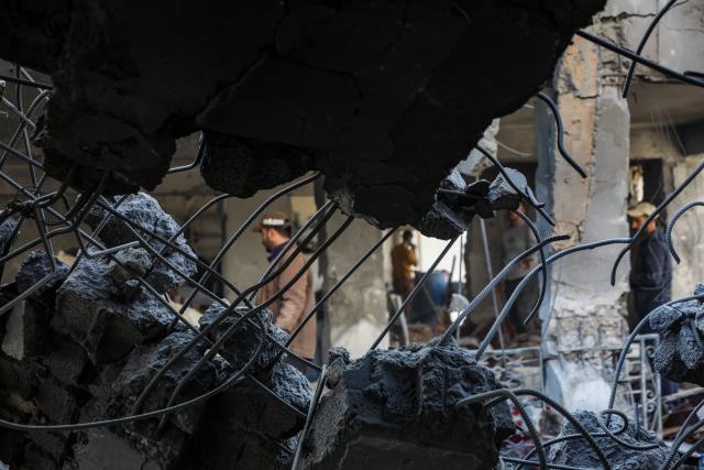 (251120) -- GAZA, Nov. 20, 2025 (Xinhua) -- Palestinians inspect the destroyed houses after Israeli airstrikes in Al-Zeitoun neighborhood east of Gaza City, Nov. 20, 2025. (Photo by Rizek Abdeljawad/Xinhua)