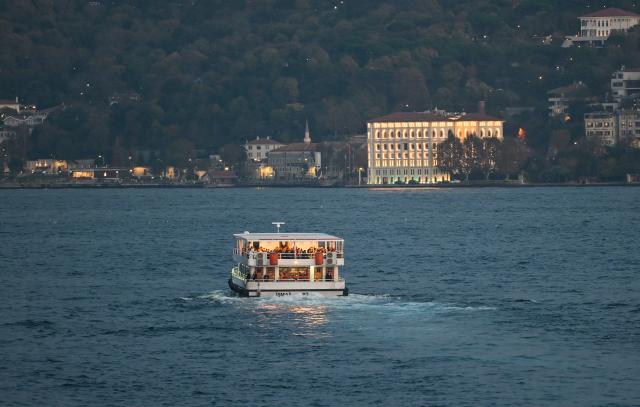 (251120) --ISTANBUL, Nov. 20, 2025 (Xinhua) -- A ferry sails on the Bosphorus Strait in Istanbul, Türkiye, Nov. 20, 2025. (Xinhua/Liu Lei)