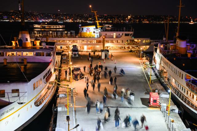(251120) --ISTANBUL, Nov. 20, 2025 (Xinhua) -- Passengers board a ferry at a pier on the Bosphorus Strait in Istanbul, Türkiye, Nov. 20, 2025. (Xinhua/Liu Lei)
