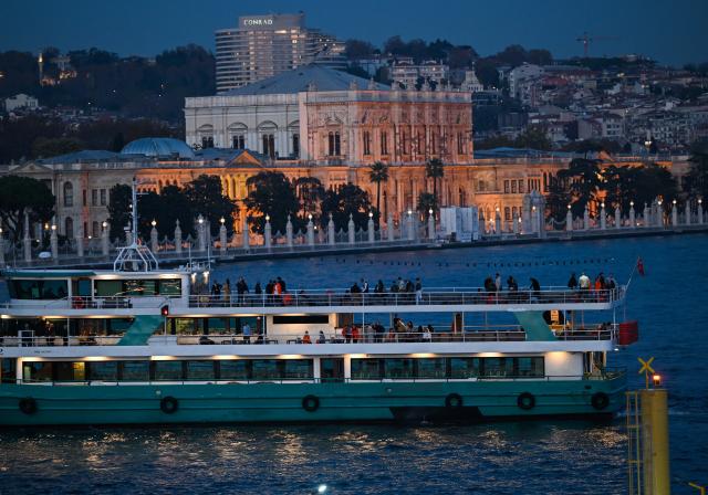 (251120) --ISTANBUL, Nov. 20, 2025 (Xinhua) -- A ferry prepares to dock on the Bosphorus Strait in Istanbul, Türkiye, Nov. 20, 2025. (Xinhua/Liu Lei)