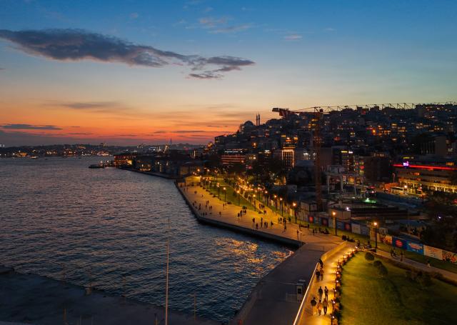(251120) --ISTANBUL, Nov. 20, 2025 (Xinhua) -- An aerial drone photo taken on Nov. 20, 2025 shows a night view of the European side of the Bosphorus Strait in Istanbul, Türkiye. (Xinhua/Liu Lei)