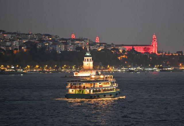 (251120) --ISTANBUL, Nov. 20, 2025 (Xinhua) -- A ferry sails on the Bosphorus Strait in Istanbul, Türkiye, Nov. 20, 2025. (Xinhua/Liu Lei)