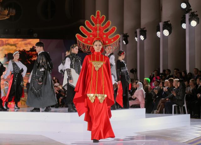 (251121) -- ST. PETERSBURG, Nov. 21, 2025 (Xinhua) -- A model presents a creation at the CIS fashion show at the Tauride Palace in St. Petersburg, Russia, on Nov. 20, 2025.
  Designers from 32 countries presented their works to the audience at the event on Thursday. (Photo by Irina Motina/Xinhua)