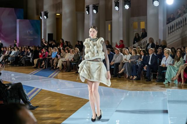 (251121) -- ST. PETERSBURG, Nov. 21, 2025 (Xinhua) -- A model presents a creation at the CIS fashion show at the Tauride Palace in St. Petersburg, Russia, on Nov. 20, 2025.
  Designers from 32 countries presented their works to the audience at the event on Thursday. (Photo by Guo Feizhou/Xinhua)