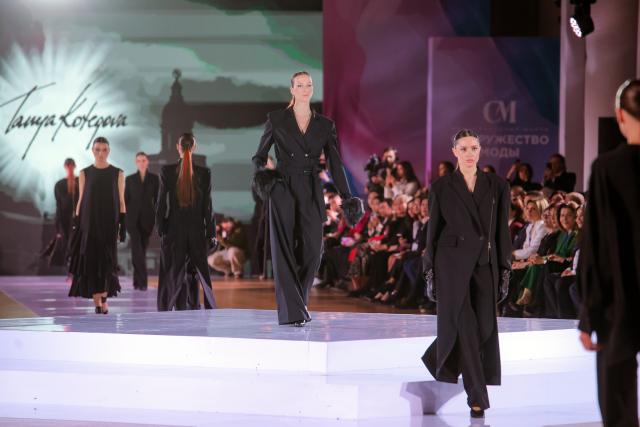 (251121) -- ST. PETERSBURG, Nov. 21, 2025 (Xinhua) -- Models present creations at the CIS fashion show at the Tauride Palace in St. Petersburg, Russia, on Nov. 20, 2025.
  Designers from 32 countries presented their works to the audience at the event on Thursday. (Photo by Irina Motina/Xinhua)