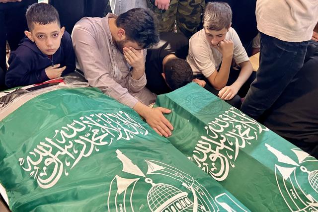 (251121) -- SIDON, Nov. 21, 2025 (Xinhua) -- People attend a collective funeral at the Ain al-Hilweh refugee camp in Sidon, Lebanon, Nov. 20, 2025.
  At least 13 people were killed and several others injured on Tuesday evening in an Israeli airstrike on the Ain al-Hilweh refugee camp in the city of Sidon in southern Lebanon, the Lebanese Health Ministry reported. (Photo by Ali Hashisho/Xinhua)