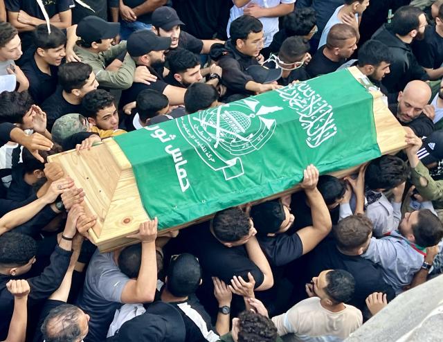 (251121) -- SIDON, Nov. 21, 2025 (Xinhua) -- People attend a collective funeral at the Ain al-Hilweh refugee camp in Sidon, Lebanon, Nov. 20, 2025.
  At least 13 people were killed and several others injured on Tuesday evening in an Israeli airstrike on the Ain al-Hilweh refugee camp in the city of Sidon in southern Lebanon, the Lebanese Health Ministry reported. (Photo by Ali Hashisho/Xinhua)