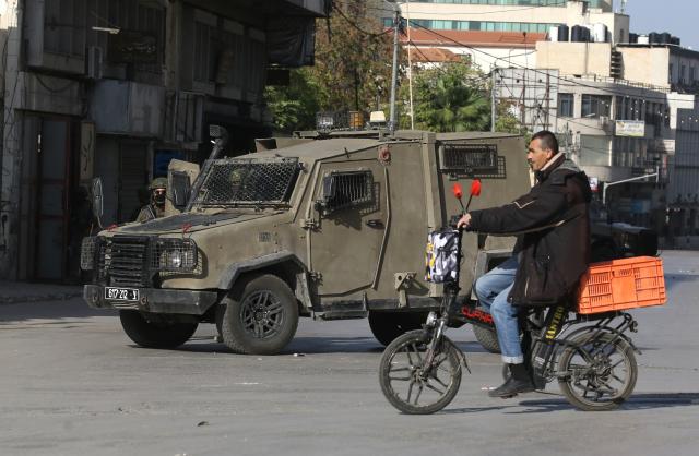 (251121) -- NABLUS, Nov. 21, 2025 (Xinhua) -- An Israeli military vehicle is seen during a military operation in the West Bank city of Nablus on Nov. 20, 2025.
  Palestinian and Israeli sources on Thursday said that four Palestinians and an Israeli soldier were injured during a large-scale military operation in Nablus in the northern West Bank. (Photo by Nidal Eshtayeh/Xinhua)