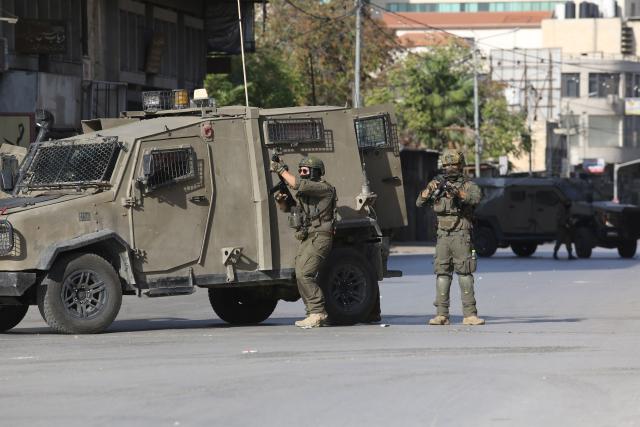 (251121) -- NABLUS, Nov. 21, 2025 (Xinhua) -- Israeli soldiers are seen during a military operation in the West Bank city of Nablus on Nov. 20, 2025.
  Palestinian and Israeli sources on Thursday said that four Palestinians and an Israeli soldier were injured during a large-scale military operation in Nablus in the northern West Bank. (Photo by Nidal Eshtayeh/Xinhua)