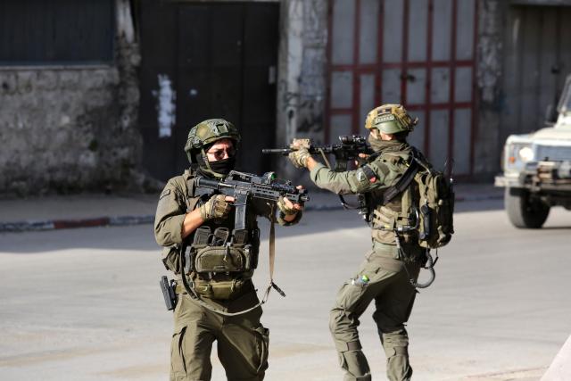 (251121) -- NABLUS, Nov. 21, 2025 (Xinhua) -- Israeli soldiers are seen during a military operation in the West Bank city of Nablus on Nov. 20, 2025.
  Palestinian and Israeli sources on Thursday said that four Palestinians and an Israeli soldier were injured during a large-scale military operation in Nablus in the northern West Bank. (Photo by Nidal Eshtayeh/Xinhua)