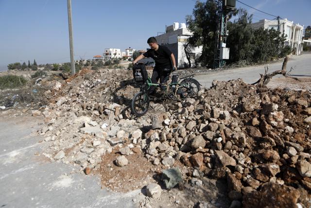 (251121) -- HEBRON, Nov. 21, 2025 (Xinhua) -- A Palestinian crosses a blocked road following an Israeli military operation in the town of Beit Ummar, north of Hebron in the West Bank on Nov. 20, 2025. (Photo by Mamoun Wazwaz/Xinhua)