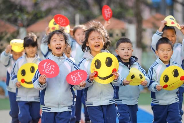 (251121) -- BEIJING, Nov. 21, 2025 (Xinhua) -- Children show emoji and greeting cards to celebrate World Hello Day, which falls on Nov. 21 annually, at a kindergarten in Qingdao, east China's Shandong Province, Nov. 20, 2025. (Photo by Zhang Ying/Xinhua)