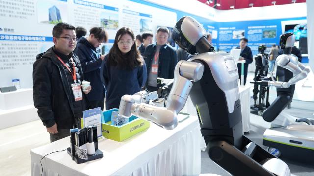 (251121) -- BEIJING, Nov. 21, 2025 (Xinhua) -- People visit an innovation achievements exhibition during the 2025 World Computing Conference in Changsha, central China's Hunan Province, Nov. 20, 2025.
  Under the theme "Calculating the World to Create a New Era -- Intelligent Computing Drives New Quality Productive Forces," the conference opened Thursday in Changsha. (Xinhua/Ding Chunyu)