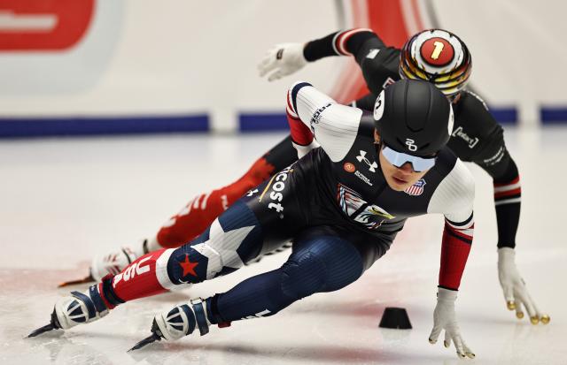 (251121) -- GDANSK, Nov. 21, 2025 (Xinhua) -- Andrew Heo of the United States competes during the mixed team relay quarterfinals at the ISU Short Track World Tour #3 speed skating event in Gdansk, Poland, Nov. 20, 2025. (Xinhua/Gao Jing)