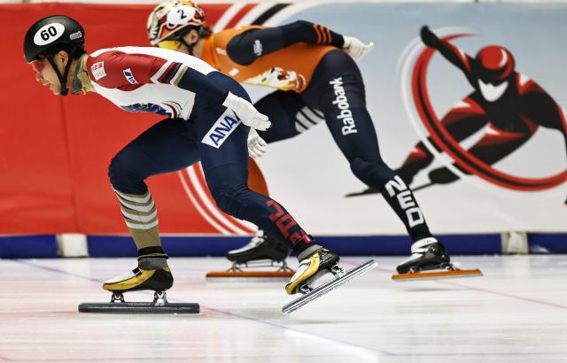 (251121) -- GDANSK, Nov. 21, 2025 (Xinhua) -- Yoshinaga Kazuki (L) of team Japan competes during the mixed team relay quarterfinals at the ISU Short Track World Tour #3 speed skating event in Gdansk, Poland, Nov. 20, 2025. (Xinhua/Gao Jing)