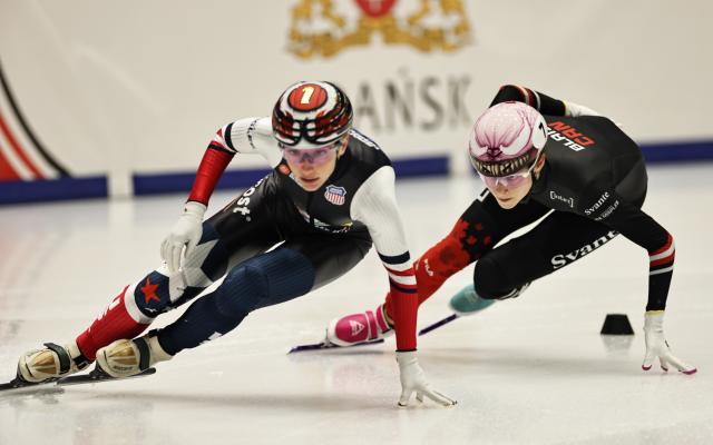 (251121) -- GDANSK, Nov. 21, 2025 (Xinhua) -- Danae Blais (R) of team Canada competes during the mixed team relay quarterfinals at the ISU Short Track World Tour #3 speed skating event in Gdansk, Poland, Nov. 20, 2025. (Xinhua/Gao Jing)
