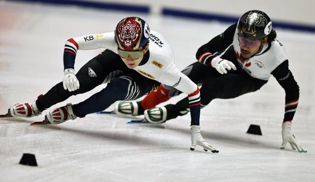 (251121) -- GDANSK, Nov. 21, 2025 (Xinhua) -- Shin Dong-min (L) of team South Korea competes during the mixed team relay quarterfinals at the ISU Short Track World Tour #3 speed skating event in Gdansk, Poland, Nov. 20, 2025. (Xinhua/Gao Jing)
