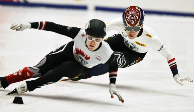 (251121) -- GDANSK, Nov. 21, 2025 (Xinhua) -- Hwang Daeheon (R) of South Korea competes during the mixed team relay quarterfinals at the ISU Short Track World Tour #3 speed skating event in Gdansk, Poland, Nov. 20, 2025. (Xinhua/Gao Jing)