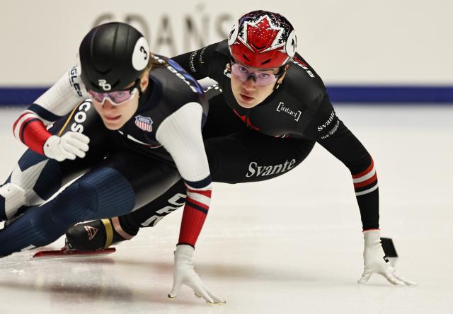 (251121) -- GDANSK, Nov. 21, 2025 (Xinhua) -- Courtney Sarault (R) of team Canada competes during the mixed team relay quarterfinals at the ISU Short Track World Tour #3 speed skating event in Gdansk, Poland, Nov. 20, 2025. (Xinhua/Gao Jing)