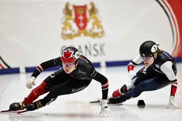 (251121) -- GDANSK, Nov. 21, 2025 (Xinhua) -- Courtney Sarault (L) of team Canada competes during the mixed team relay quarterfinals at the ISU Short Track World Tour #3 speed skating event in Gdansk, Poland, Nov. 20, 2025. (Xinhua/Gao Jing)
