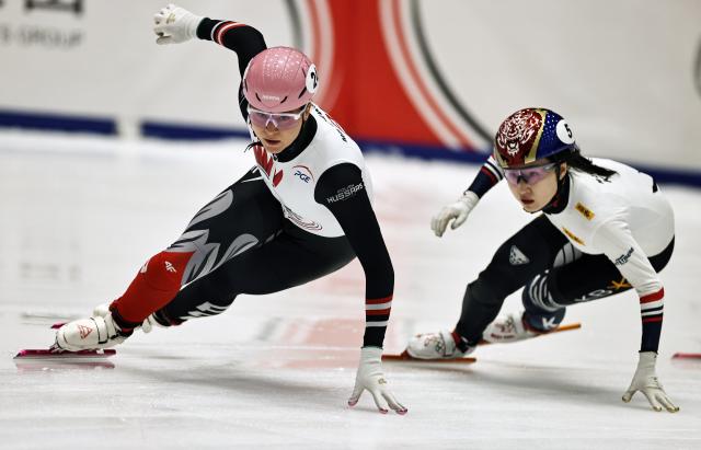 (251121) -- GDANSK, Nov. 21, 2025 (Xinhua) -- Natalia Maliszewska (L) of Poland competes during the mixed team relay quarterfinals at the ISU Short Track World Tour #3 speed skating event in Gdansk, Poland, Nov. 20, 2025. (Xinhua/Gao Jing)