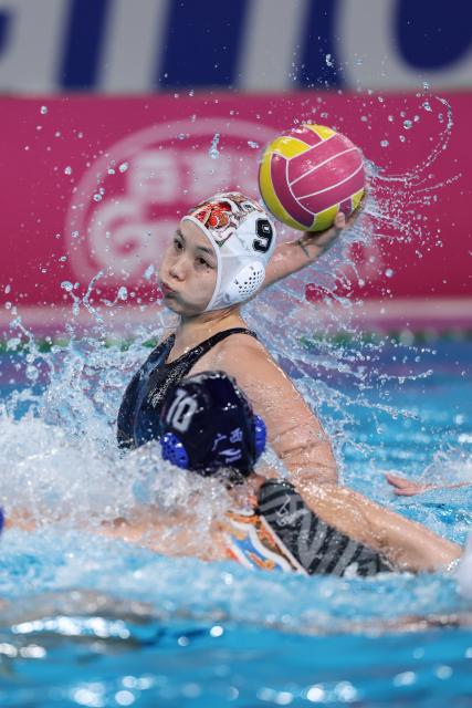 (251121) -- GUANGZHOU, Nov. 21, 2025 (Xinhua) -- Huang Jiayu (top) of Hunan shoots during the women's water polo bronze medal match between Guangxi and Hunan at China's 15th National Games in Guangzhou, south China's Guangdong Province, Nov. 21, 2025. (Xinhua/Pan Yulong)