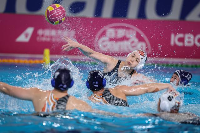 (251121) -- GUANGZHOU, Nov. 21, 2025 (Xinhua) -- Huang Jiayu (top) of Hunan shoots during the women's water polo bronze medal match between Guangxi and Hunan at China's 15th National Games in Guangzhou, south China's Guangdong Province, Nov. 21, 2025. (Xinhua/Pan Yulong)