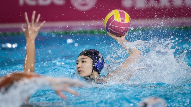 (251121) -- GUANGZHOU, Nov. 21, 2025 (Xinhua) -- Meng Xinyan (C) of Guangxi shoots during the women's water polo bronze medal match between Guangxi and Hunan at China's 15th National Games in Guangzhou, south China's Guangdong Province, Nov. 21, 2025. (Xinhua/Pan Yulong)