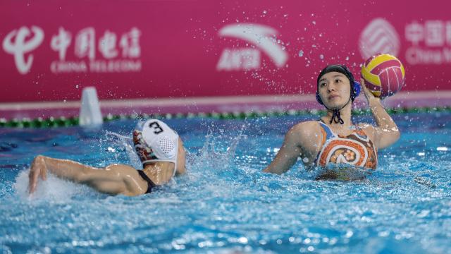 (251121) -- GUANGZHOU, Nov. 21, 2025 (Xinhua) -- Meng Xinyan (R) of Guangxi shoots during the women's water polo bronze medal match between Guangxi and Hunan at China's 15th National Games in Guangzhou, south China's Guangdong Province, Nov. 21, 2025. (Xinhua/Pan Yulong)